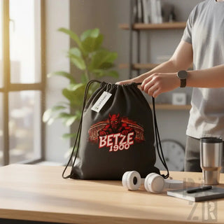 Schwarzer Kordelbeutel mit einem rot-weißen Grafikmotiv eines Teufels und dem Text ’betze 1900’