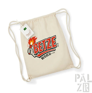 Cremeweißer Rucksack mit Kordelzug und Logo ’betze bersch’ sowie Flammendesign.