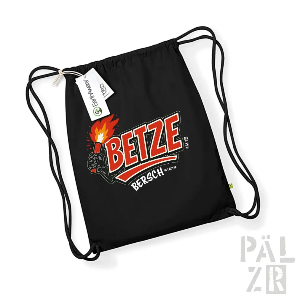 Schwarzer Rucksack mit Kordelzug und Logo ’betze bersch’ sowie Flammendesign.