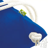 Königsblaue und weiße Seil-Tasche mit grünem Logo.