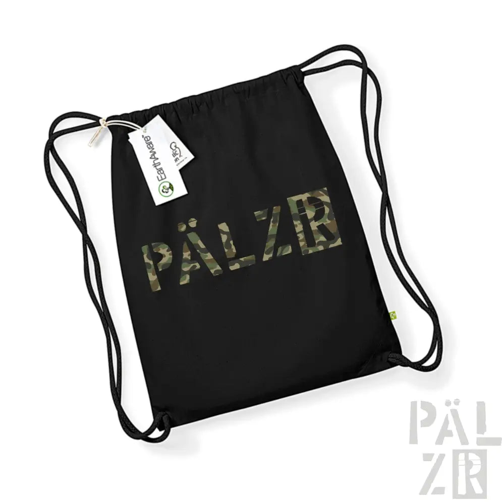 Schwarzer Rucksack mit Kordelzug und Tarnmuster-’pälzr’-Logo sowie Markenlabel.