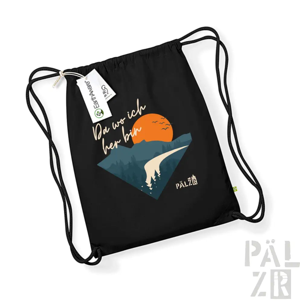 Schwarze Kordeltasche mit einer lebendigen orangenen Sonne über türkisfarbenen Bergen, weißem Text und dem Markennamen ’pälz’ in Gold gedruckt.