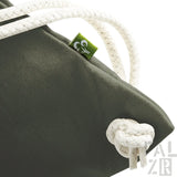 Olivgrüner Kletterrucksack mit weißen Seilgriffen und einem kleinen grünen Etikett mit dem Markenlogo.
