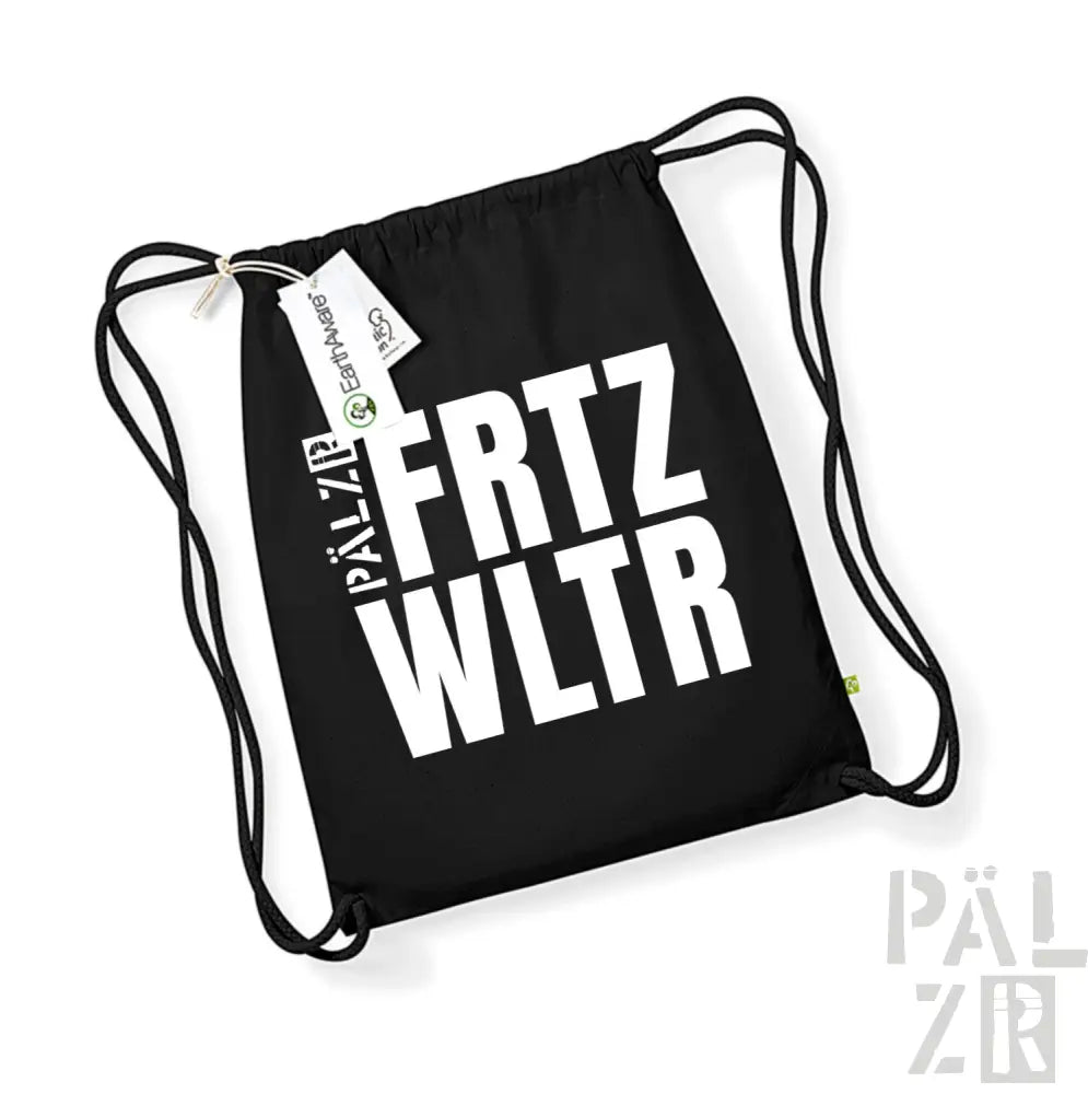 Schwarzer Rucksack mit Kordelzug, weißer Schriftzug ’frtz wltr’ und Markenlogo.