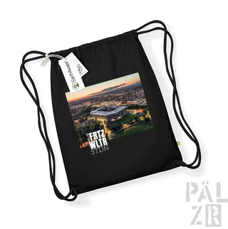 Schwarzer Rucksack mit Kordelzug, bedruckt mit Stadionbild und dem Text ’fritz walter stadion’ in Weiß.