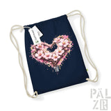 Eine marineblaue Beutel mit Kordelzug, die ein lebendiges, pinkfarbenes Kirschblüten-Herz-Design mit Spritzeffekten und dem Text „pal zib“ darunter aufweist.