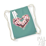 Teal-Ziehenkordtasche mit einem lebendigen pinken Kirschblüten-Herz-Design und Spritzeffekten.