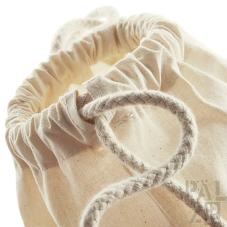 Beige Leinwand-Zeichenschnurbeutel mit Verschluss aus geflochtener Schnur.