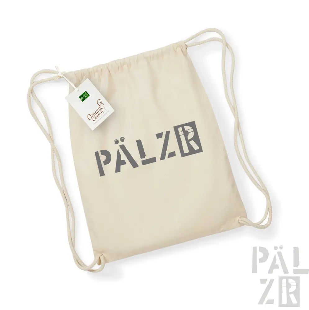 Rucksack aus Bio-Baumwolle mit Kordelzug und ’pälzr’-Logo in Dunkelgrau auf natürlichem Creme-Hintergrund.