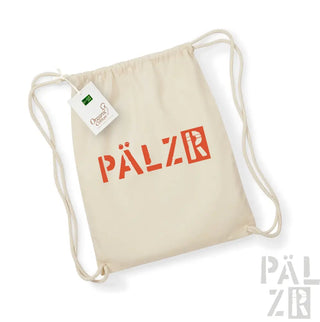 Blasscreme-Farbene Kordelrucksack mit orange ’pälzr’ Logo und Bio-Baumwoll-Etikett.