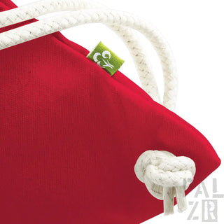 Rote Seilhenkeltasche mit weißer Naht und grünem Etikett.