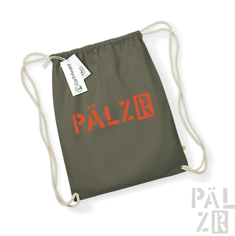 Olivgrüner Rucksack mit Kordelzug, rotem ’pälzr’-Logo und weißen Seilgriffen, mit der Marke Eastpak.
