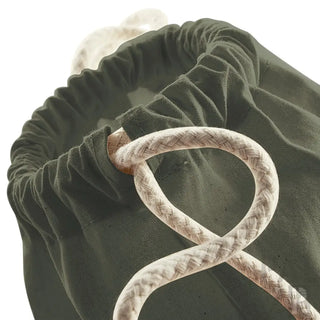 Olivgrüner Beutel mit Kordelzug, weißem Seilzug und braunem Knebelverschluss.