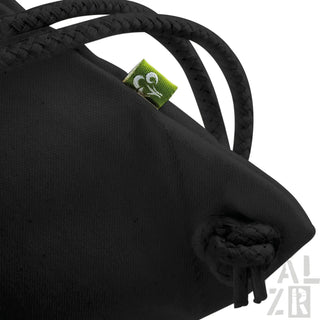 Schwarzer Rucksack mit grünem Logo und Seilgriffen.