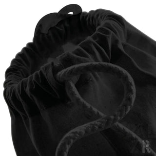 Schwarzer Samt-Beutel mit Kordelzug, texturierter Oberfläche und Schlaufenverschluss.