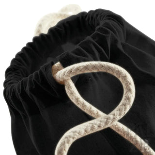 Schwarze Samt-Ziehbeutel mit weißem Seilgriff und Knotendesign.