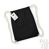 Schwarzer Rucksack mit Kordelzug, weißen Schnüren und Material aus Bio-Baumwolle.