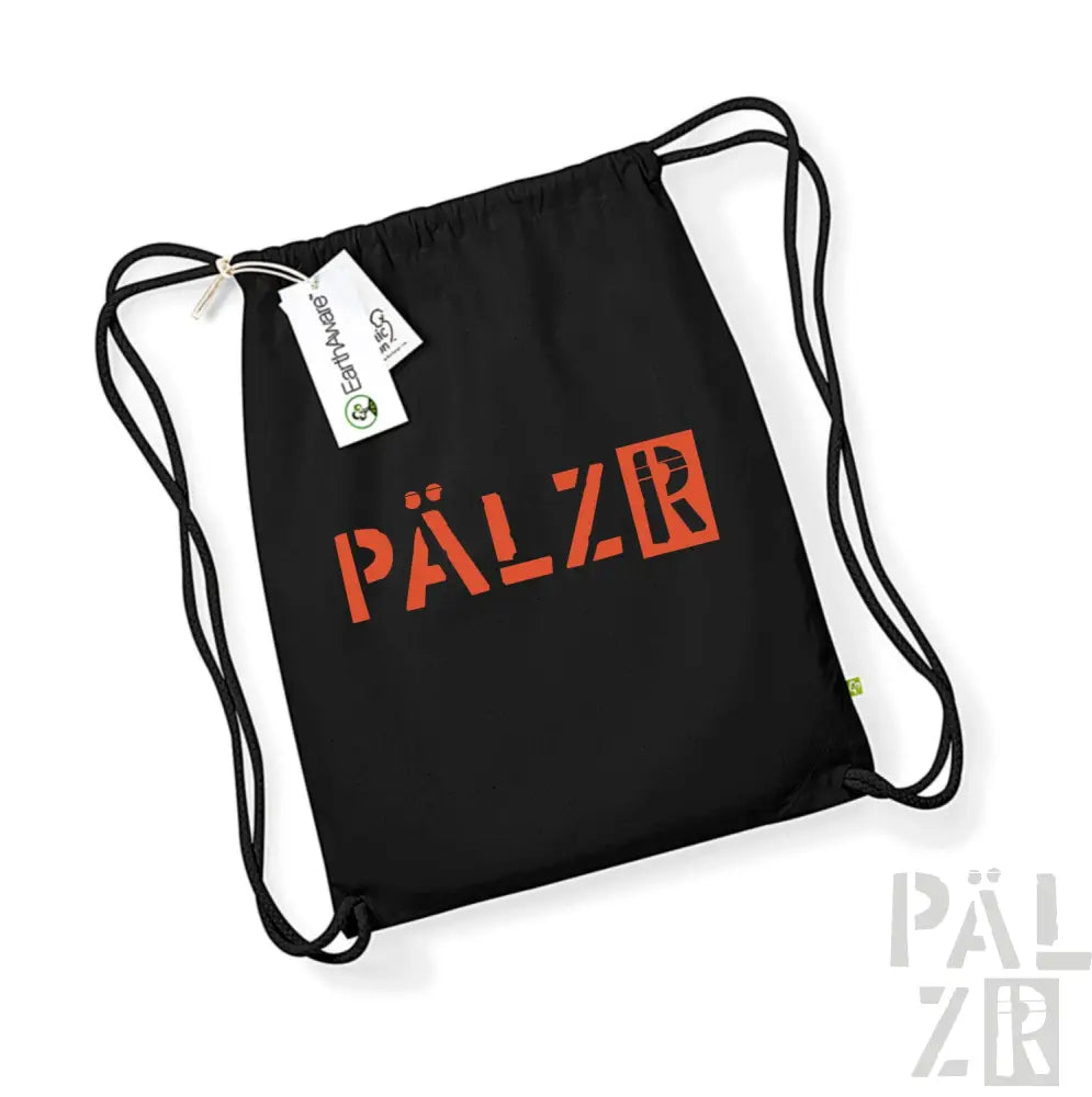 Schwarzer Rucksack mit Kordelzug, orange ’pälzr’ Logo und Markenlabel.