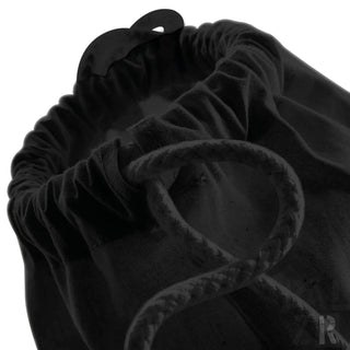 Schwarzer Samtbeutel mit Kordelzug, texturierter Oberfläche und Schlaufenverschluss.