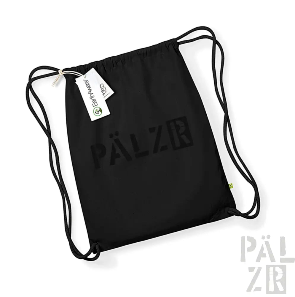 Schwarzer Rucksack mit Kordelzug und Logo ’pälzr’ sowie Markenlabel.