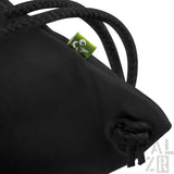 Schwarzer Rucksack mit grünem Logo und Seilgriffen.