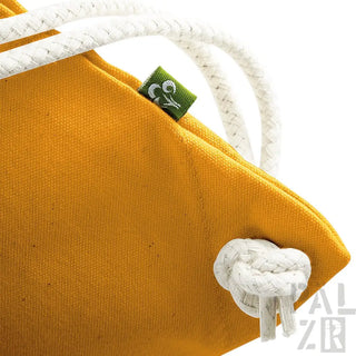 Gelbe Leinwand-Tragetasche mit weißen Seilgriffen und grünem Etikett.