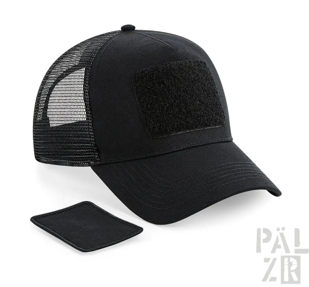 Schwarze Mesh-Trucker-Cap mit taktischem Patch und lederähnlichem Panel, pälzr Marke.