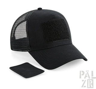 Schwarze Mesh-Trucker-Cap mit taktischem Patch und lederähnlichem Panel, pälzr Marke.