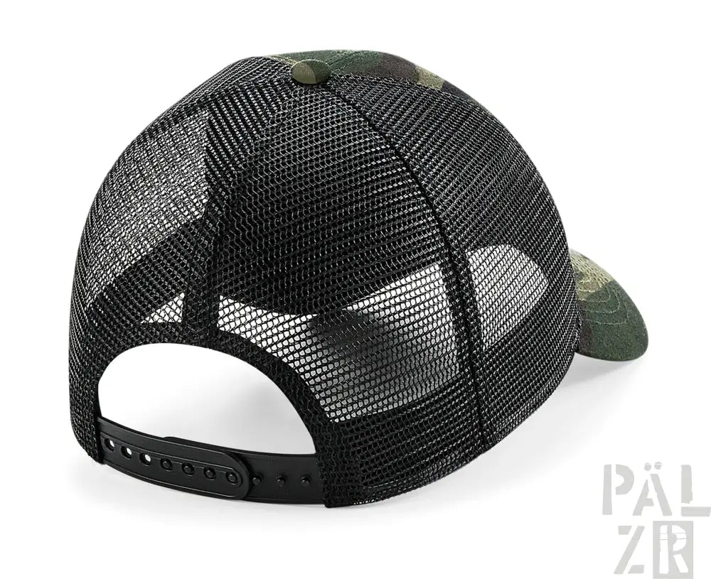 Tarnung-Trucker-Cap mit Netzrücken und schwarzem Riemen.