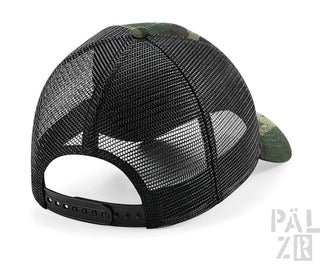 Tarnung-Trucker-Cap mit Netzrücken und schwarzem Riemen.