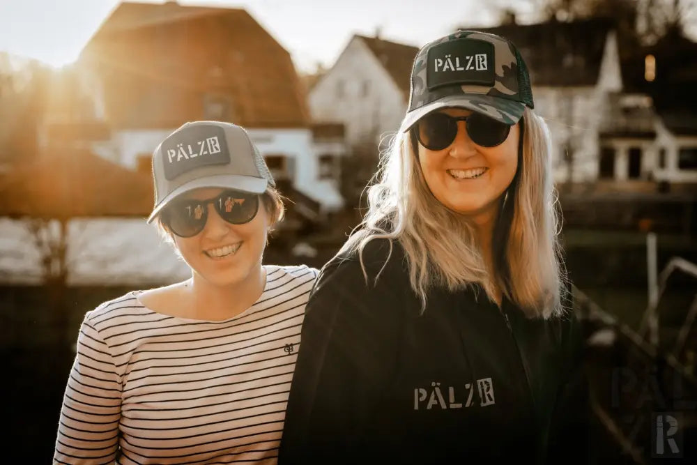 Palzb Baseballkappe mit schwarz-weißem Design, verstellbarer Riemen.