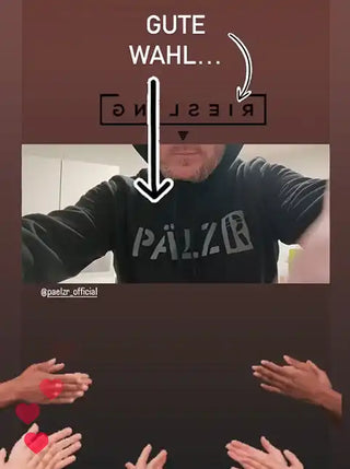 Eine Person trägt einen »Pälzer«-Hoodie.