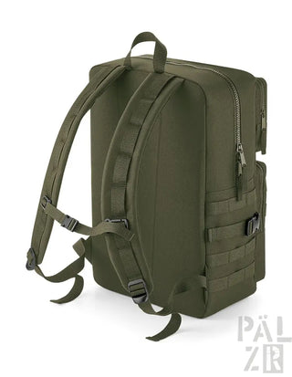Olivgrüner taktischer Rucksack mit MOLLE-Webung und mehreren Taschen.