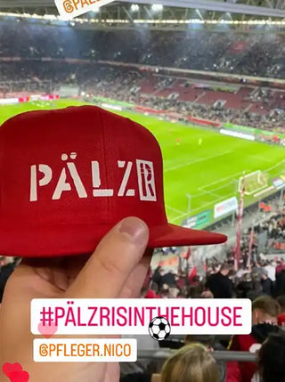 Rote Baseballkappe mit flachem Schirm.