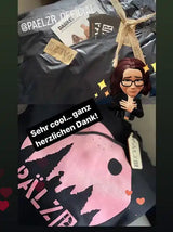 Schwarzer Hoodie mit pinkem Grafikdesign.