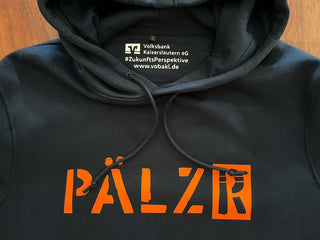 Schwarzes Hoodie mit orangefarbener Aufschrift.