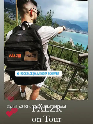 Eine schwarze Rucksack mit zwei rechteckigen Aufnähern.