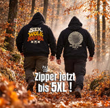 Schwarze Kapuzen-Sweatshirts mit auffälligen Grafikdrucken auf der Rückseite: eines mit einem farbenfrohen „sex, woi & rock n roll“-Design und das andere mit einem kreisförmigen Holzmaserungsmuster.