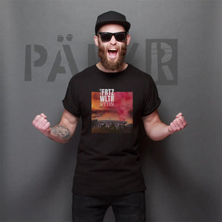 Schwarzes Baumwoll-T-Shirt mit einem Grafikdruck des Albumcovers von „fritz wltr stdn“ von päär, das ein Stadion unter einem orange-rotfarbenen Himmel zeigt.