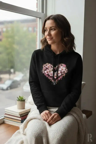 Schwarzes Hoodie mit einem lebendigen pinken Blumenherz-Design auf der Vorderseite