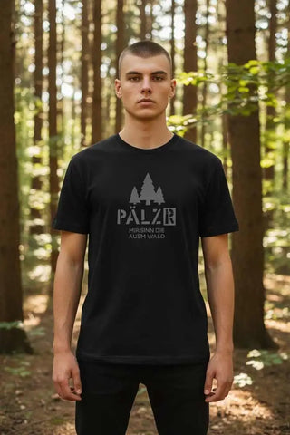 Schwarzes T-Shirt mit silbernem Design und Text, das eine Burg-Silhouette zeigt.