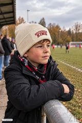 Beige gestrickte stadion-beanie mit rotem westkurvenkind patch verschiedene farben available