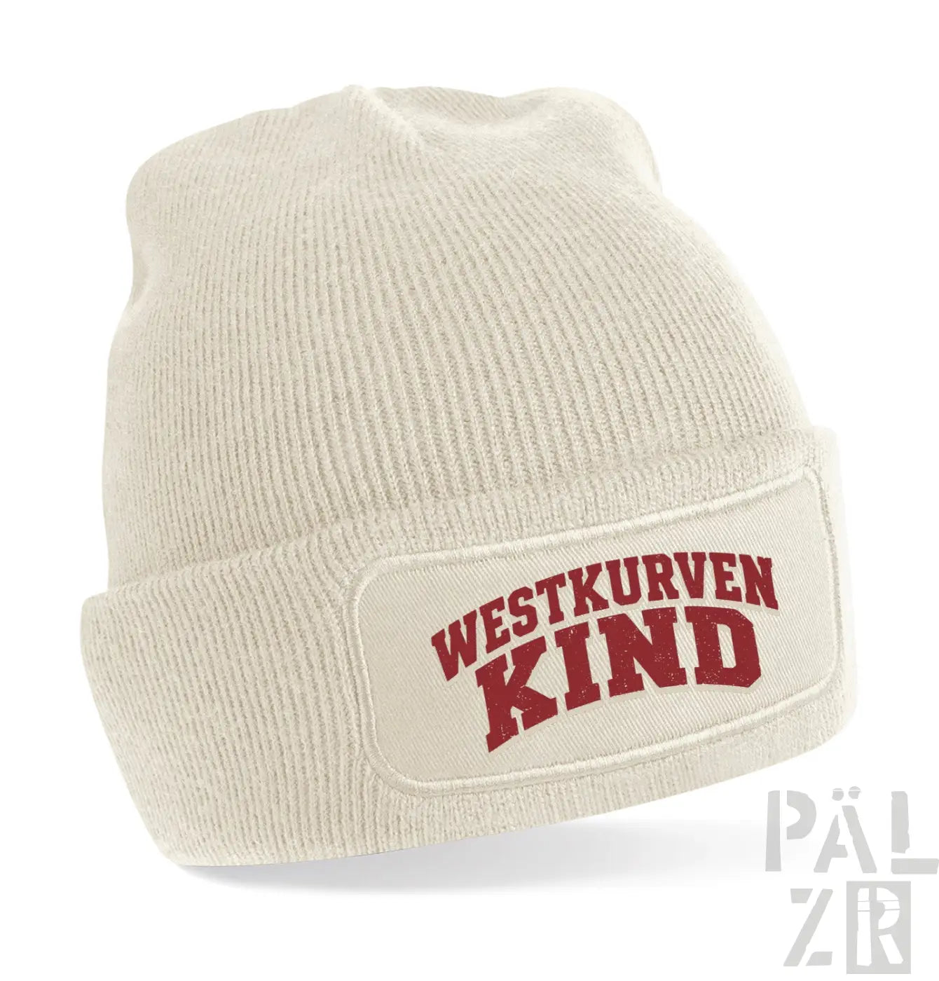 Creamfarbene gerippte strickmütze mit umgeschlagenem bund und rotem besticktem westkurvenkind patch