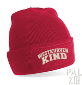 Eine lebendige rote gerippte stadion-beanie aus strick mit umgeschlagenem bund und aufgesticktem westkurvenkind-logo