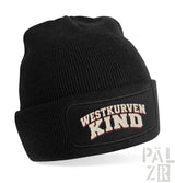 Schwarze gerippte stadion-beanie aus strick mit aufgesticktem westkurvenkind patch und umgeschlagenem bund