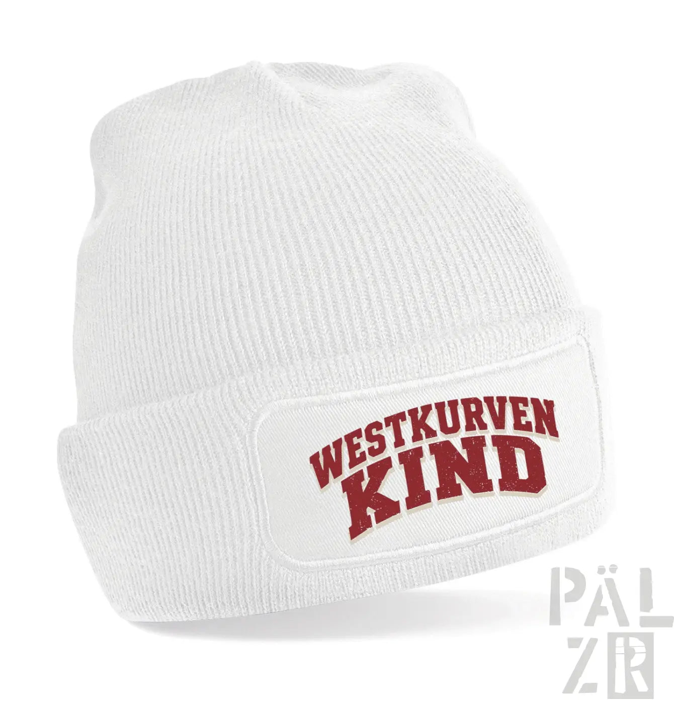 Weißes geripptes stadion-beanie aus strick mit rotem besticktem patch westkurvenkind in bogenform