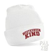 Weißes geripptes stadion-beanie aus strick mit rotem besticktem patch westkurvenkind in bogenform