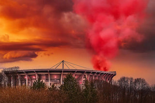 Ein Stadion mit einer roten Rauchwolke, die darüber aufsteigt.