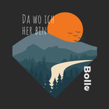 Stilisierte Berglandschaftsgrafik mit einer orangenen Sonne und Vögeln, eingebettet in einen sechseckigen Rahmen.