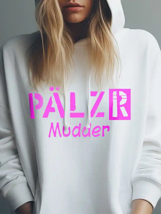 Weißes Kapuzen-Sweatshirt mit „PÄLZR Mudder“ in rosafarbenen Buchstaben.